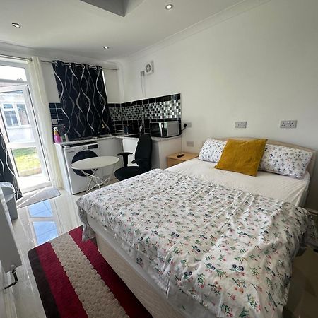 Luxury Ensuite Studio In Crayford Dartford Bexley London With Full Kitchen And Side Garden Alleyway Entrance Erith 외부 사진