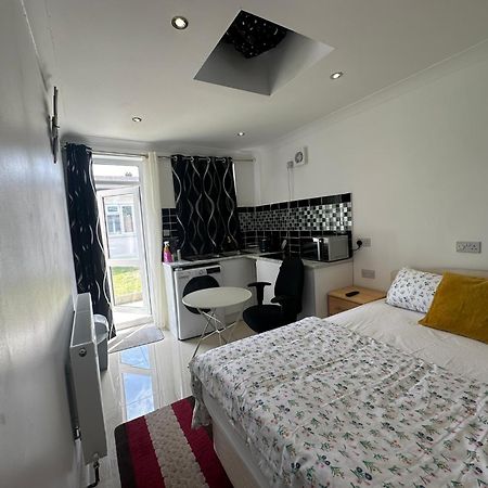 Luxury Ensuite Studio In Crayford Dartford Bexley London With Full Kitchen And Side Garden Alleyway Entrance Erith 외부 사진