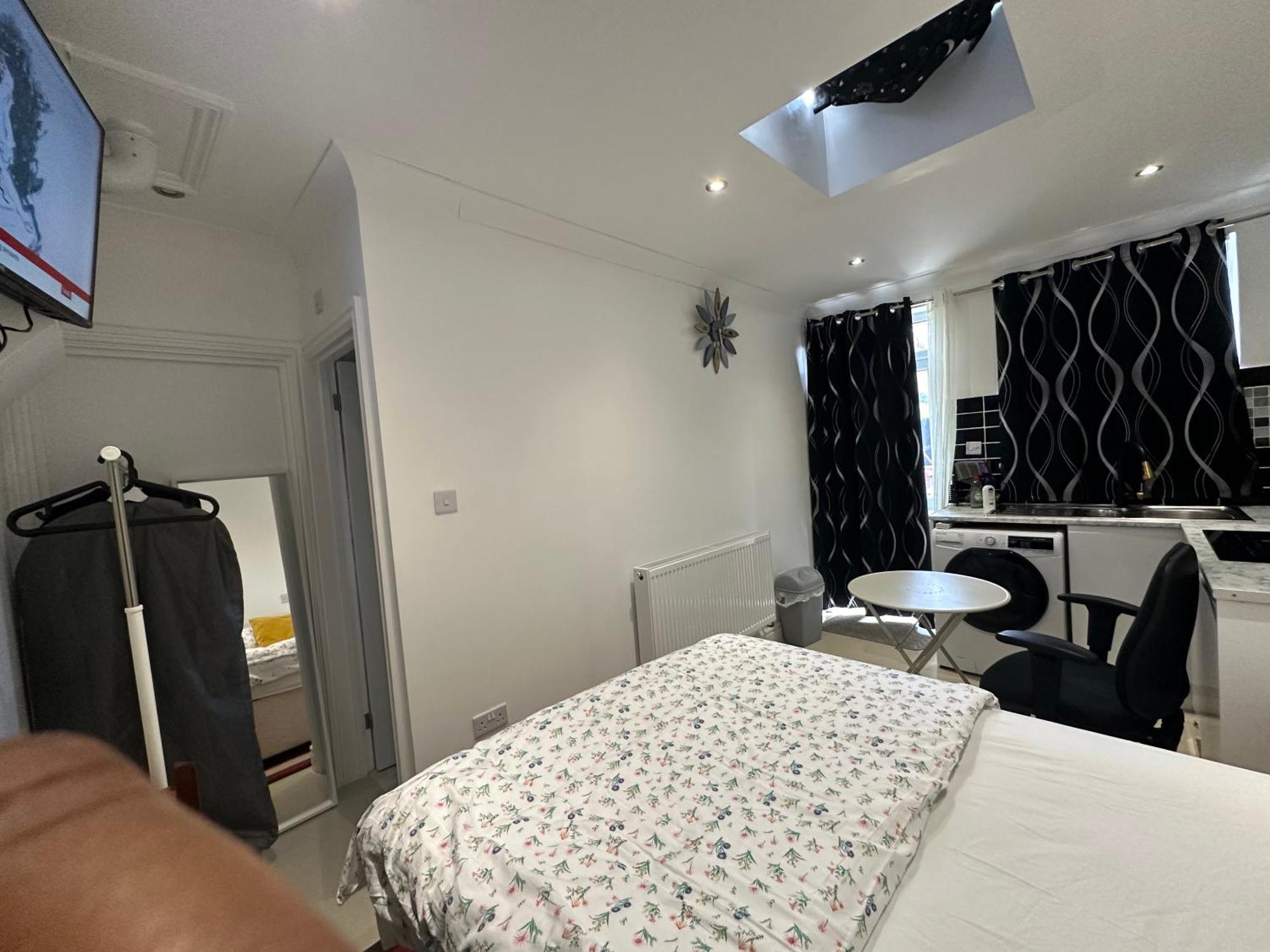 Luxury Ensuite Studio In Crayford Dartford Bexley London With Full Kitchen And Side Garden Alleyway Entrance Erith 외부 사진