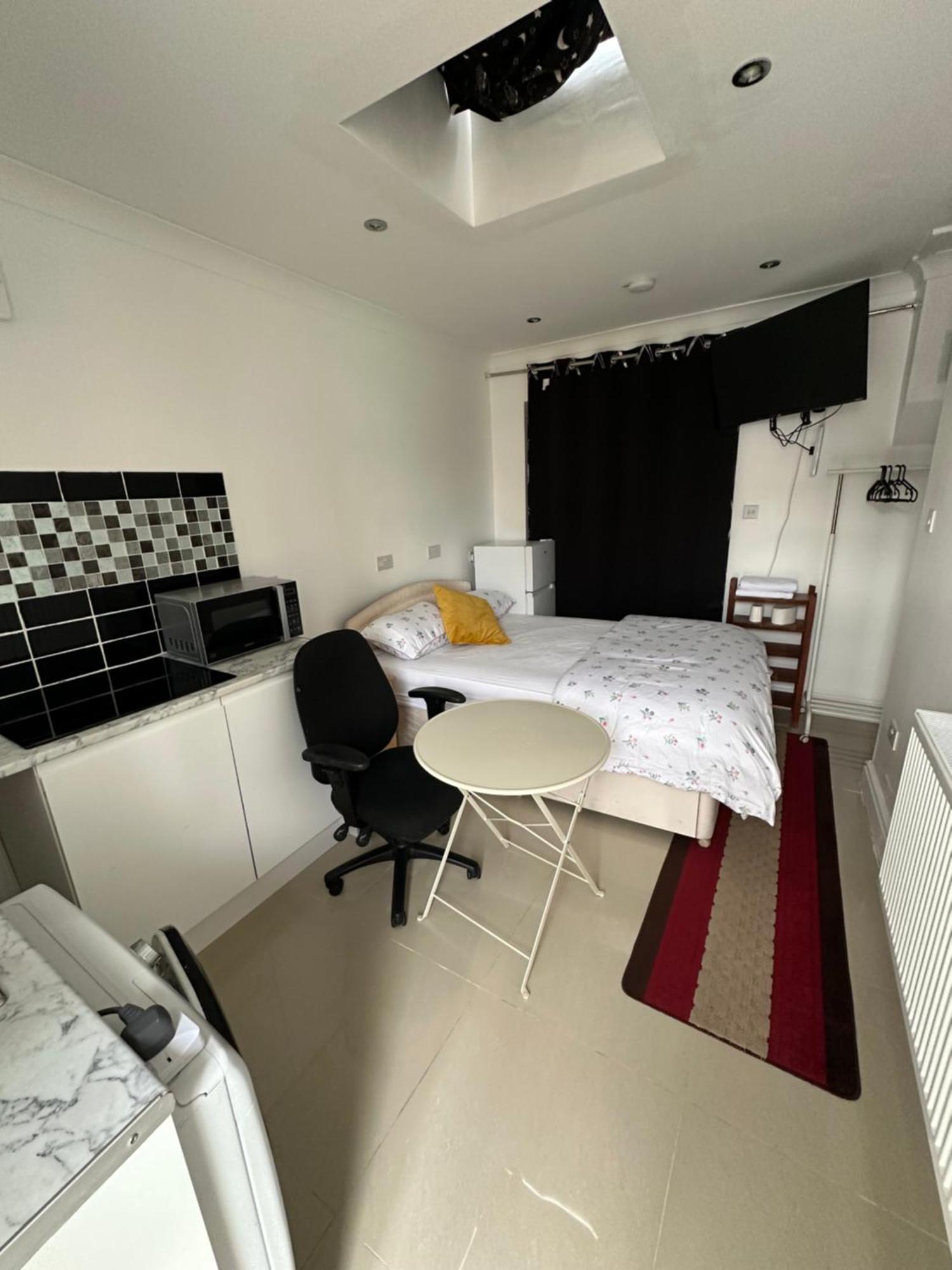 Luxury Ensuite Studio In Crayford Dartford Bexley London With Full Kitchen And Side Garden Alleyway Entrance Erith 외부 사진