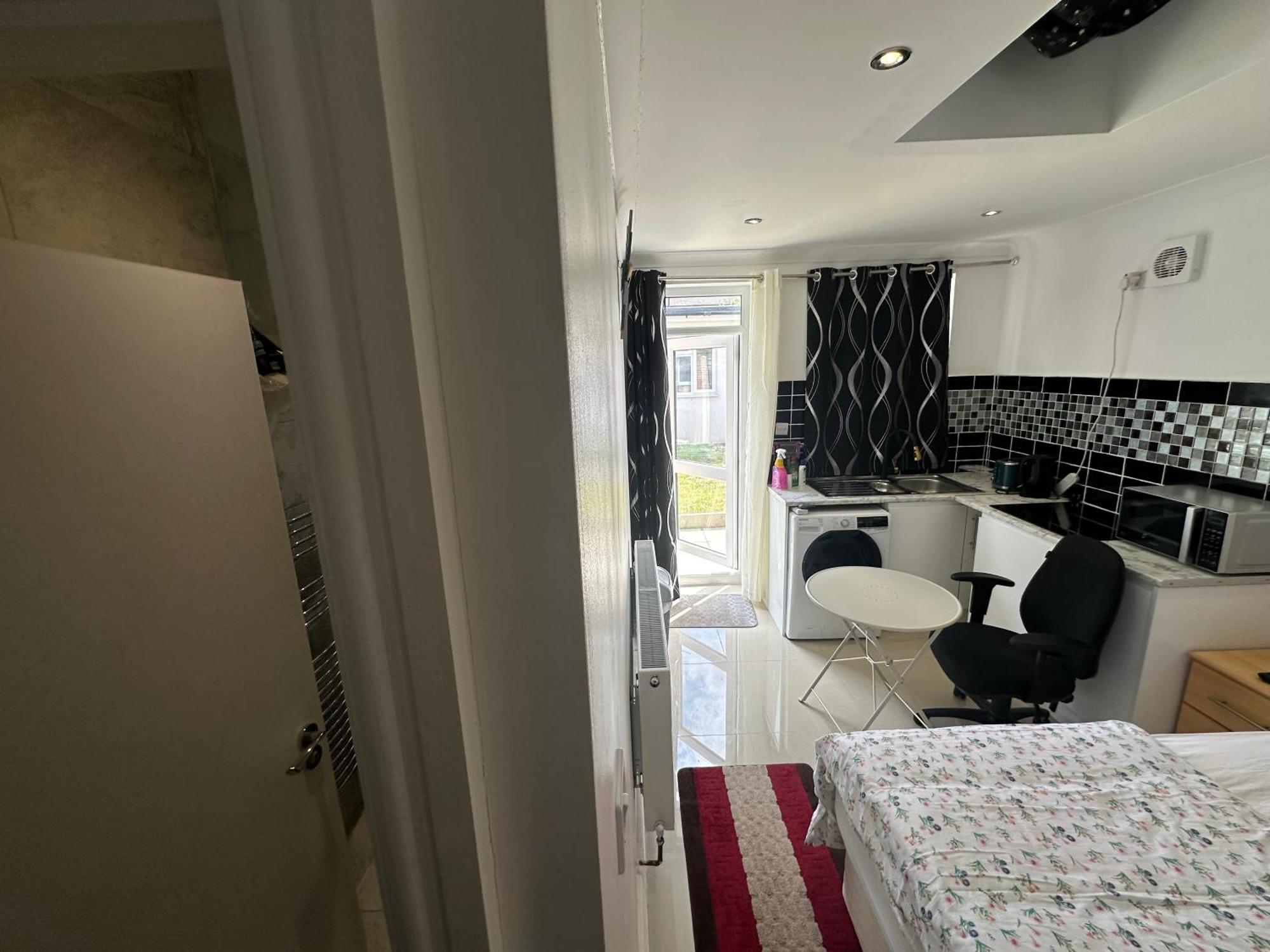 Luxury Ensuite Studio In Crayford Dartford Bexley London With Full Kitchen And Side Garden Alleyway Entrance Erith 외부 사진