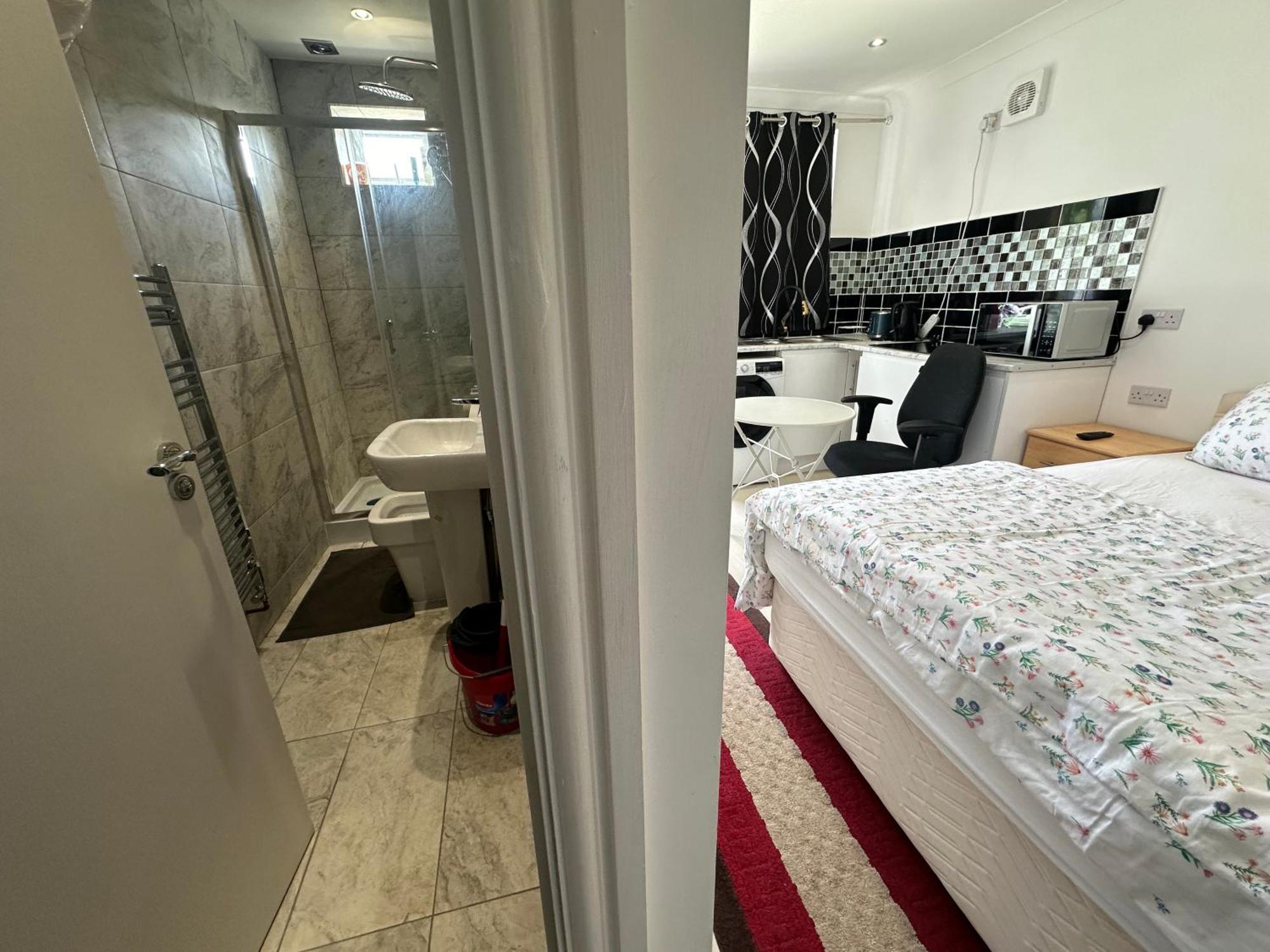 Luxury Ensuite Studio In Crayford Dartford Bexley London With Full Kitchen And Side Garden Alleyway Entrance Erith 외부 사진