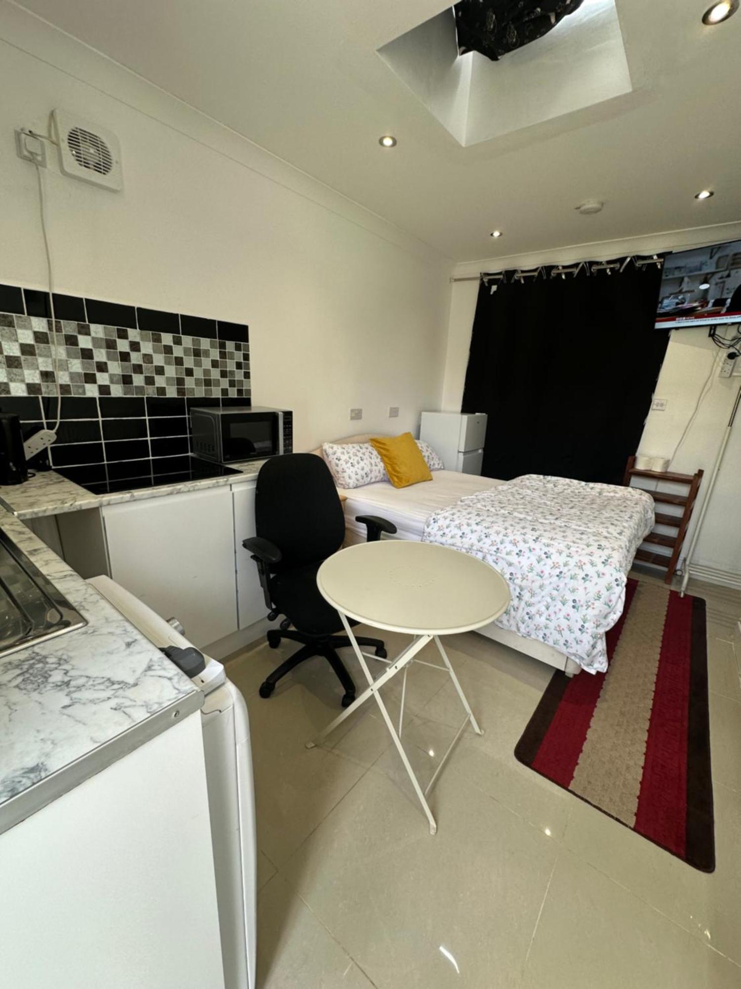 Luxury Ensuite Studio In Crayford Dartford Bexley London With Full Kitchen And Side Garden Alleyway Entrance Erith 외부 사진