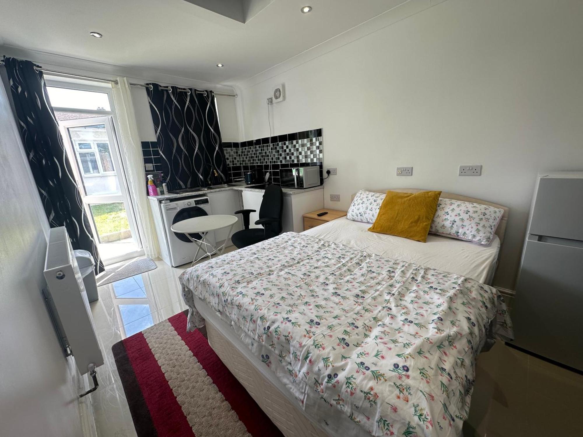 Luxury Ensuite Studio In Crayford Dartford Bexley London With Full Kitchen And Side Garden Alleyway Entrance Erith 외부 사진