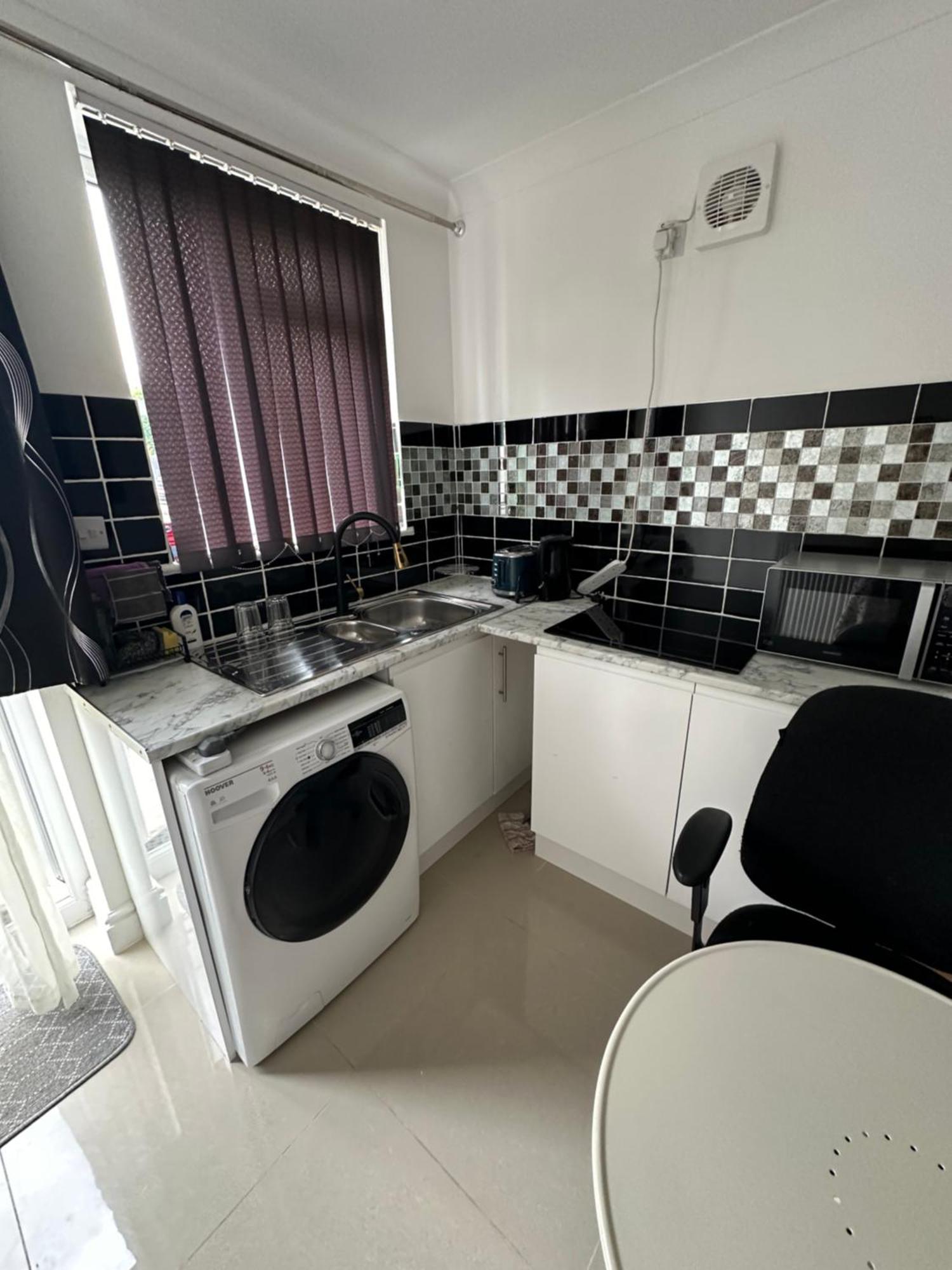 Luxury Ensuite Studio In Crayford Dartford Bexley London With Full Kitchen And Side Garden Alleyway Entrance Erith 외부 사진