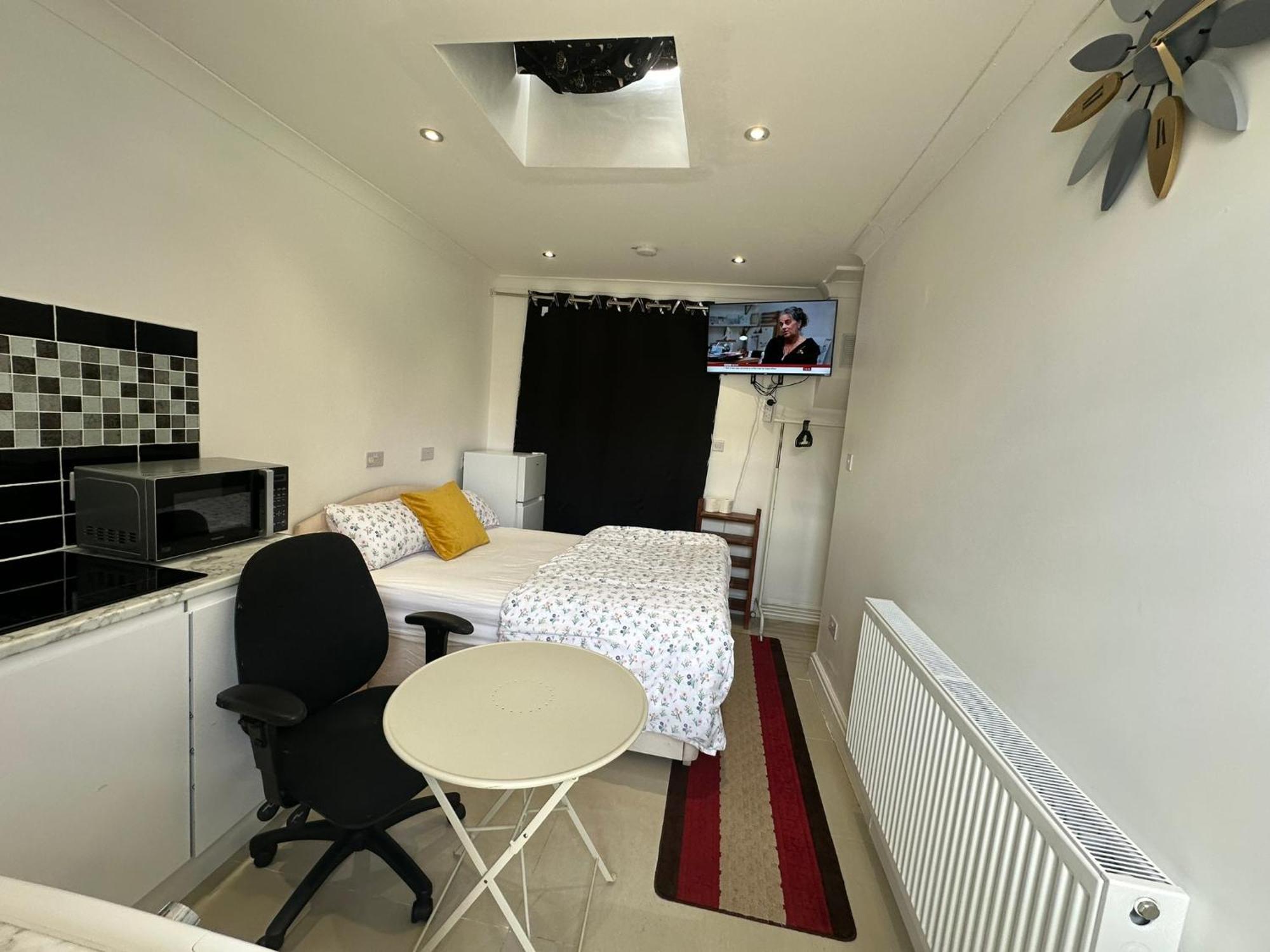 Luxury Ensuite Studio In Crayford Dartford Bexley London With Full Kitchen And Side Garden Alleyway Entrance Erith 외부 사진