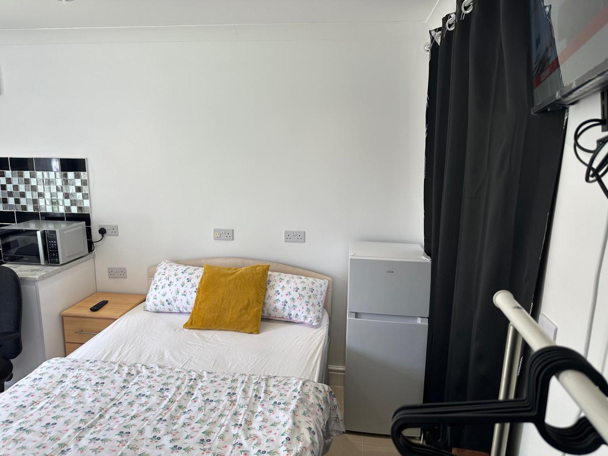 Luxury Ensuite Studio In Crayford Dartford Bexley London With Full Kitchen And Side Garden Alleyway Entrance Erith 외부 사진