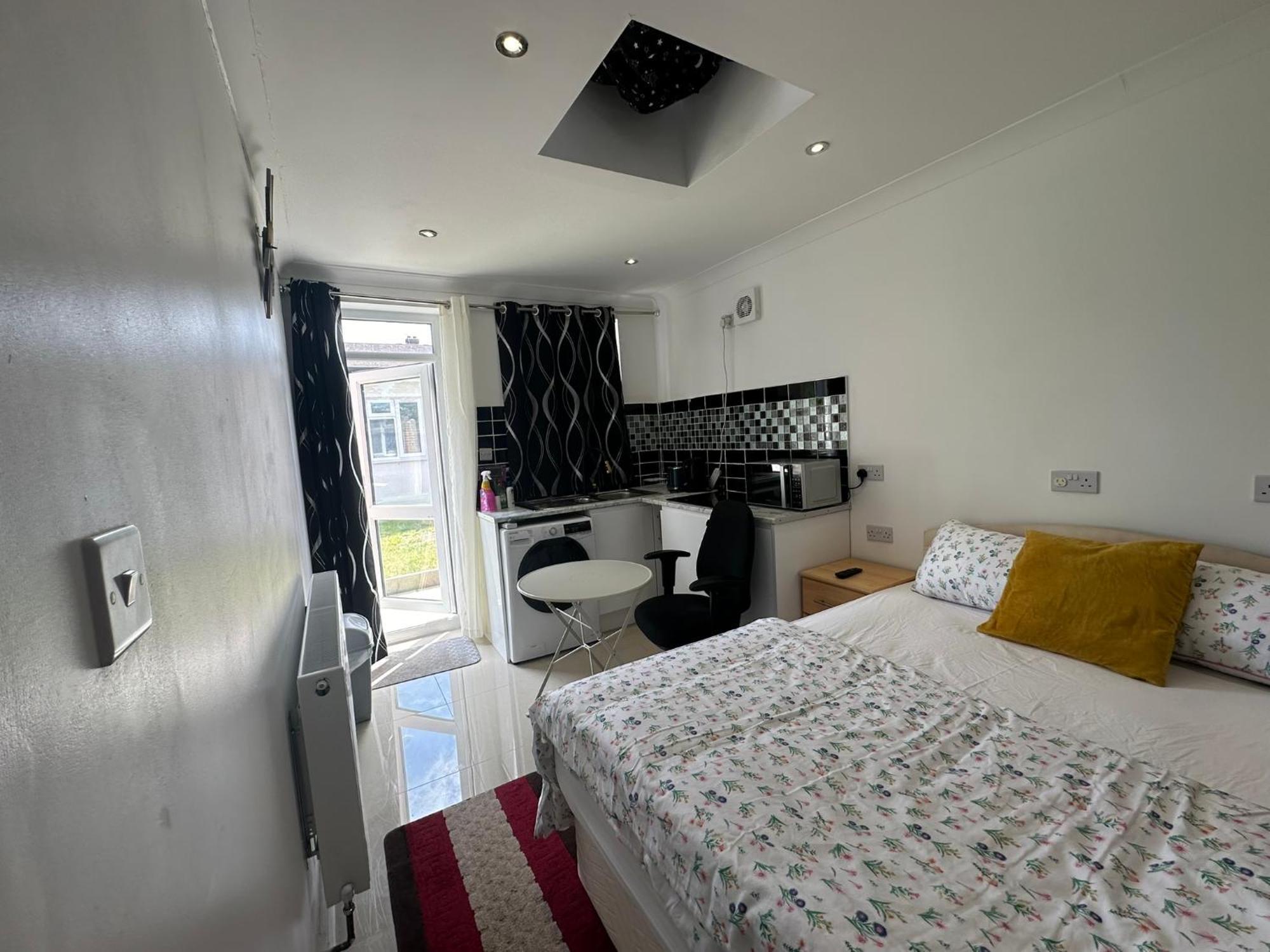 Luxury Ensuite Studio In Crayford Dartford Bexley London With Full Kitchen And Side Garden Alleyway Entrance Erith 외부 사진