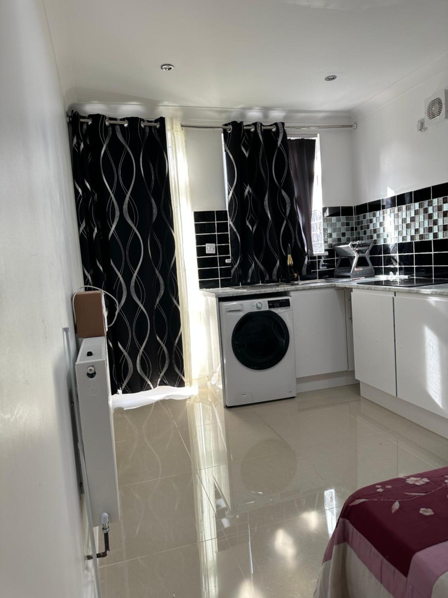 Luxury Ensuite Studio In Crayford Dartford Bexley London With Full Kitchen And Side Garden Alleyway Entrance Erith 외부 사진