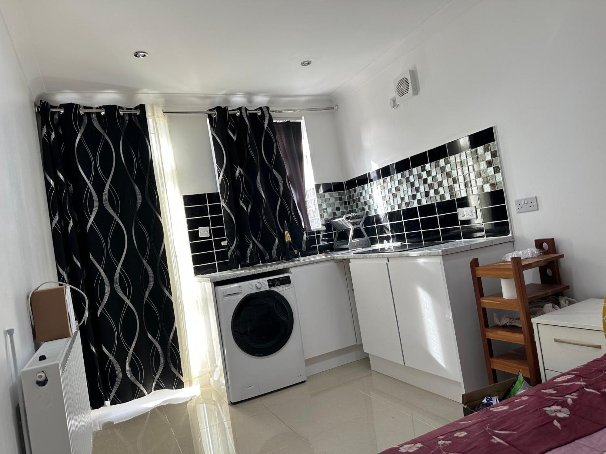 Luxury Ensuite Studio In Crayford Dartford Bexley London With Full Kitchen And Side Garden Alleyway Entrance Erith 외부 사진
