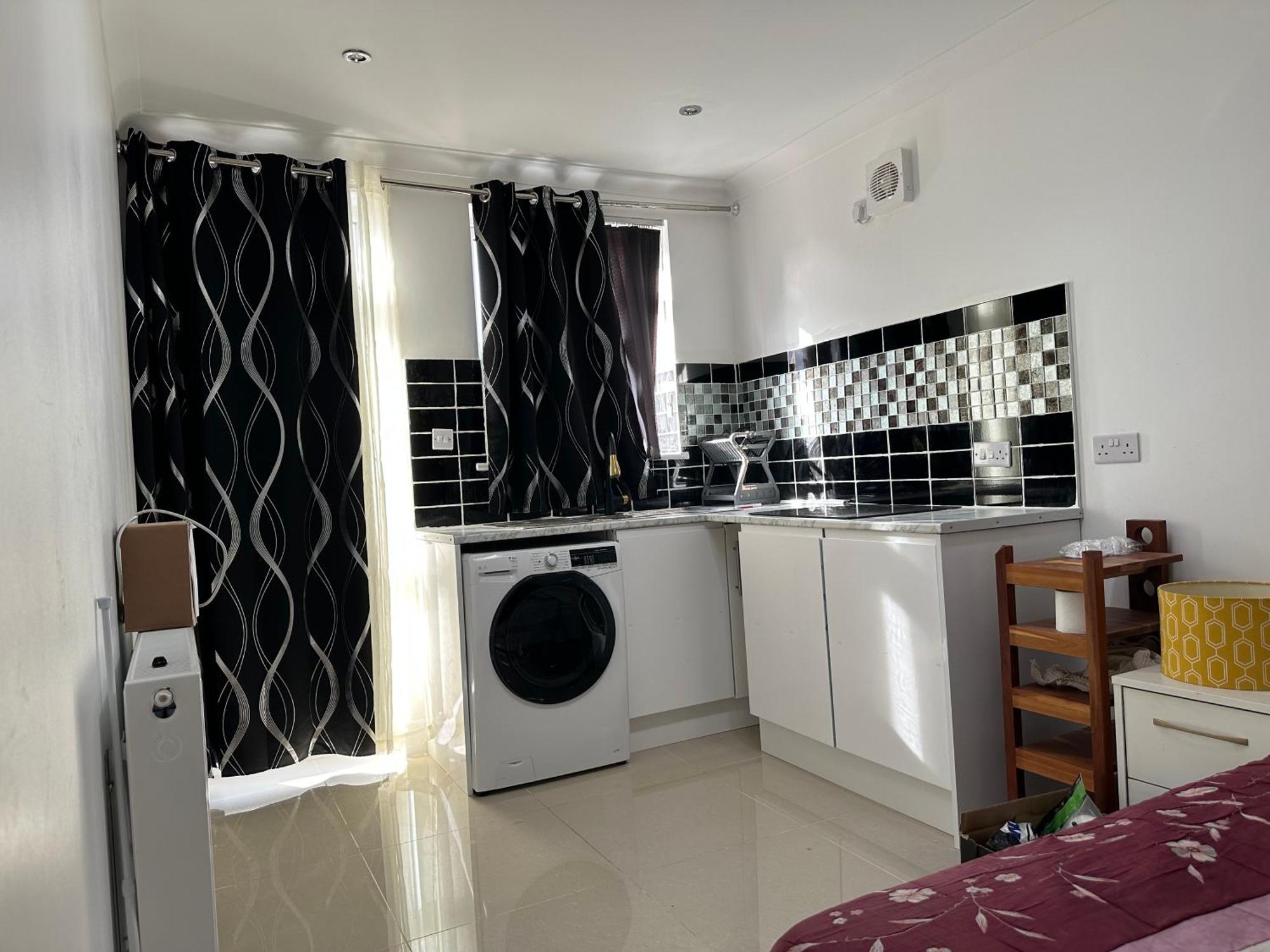 Luxury Ensuite Studio In Crayford Dartford Bexley London With Full Kitchen And Side Garden Alleyway Entrance Erith 외부 사진