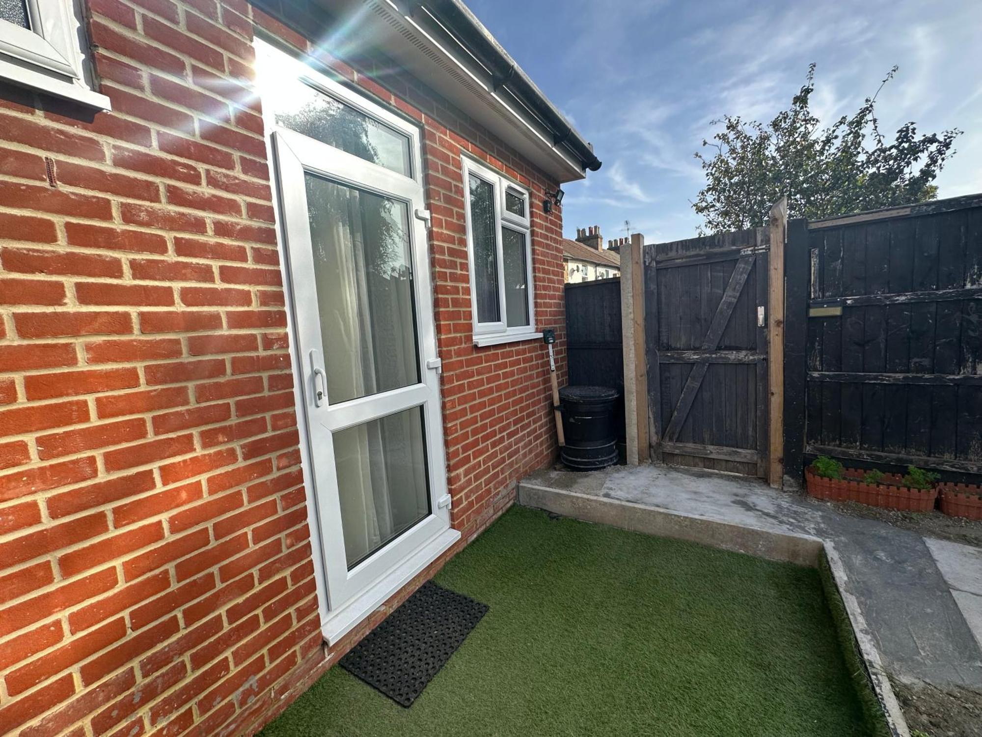 Luxury Ensuite Studio In Crayford Dartford Bexley London With Full Kitchen And Side Garden Alleyway Entrance Erith 외부 사진